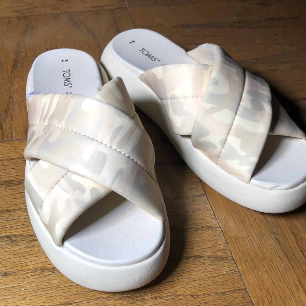 Toms camo print slides
